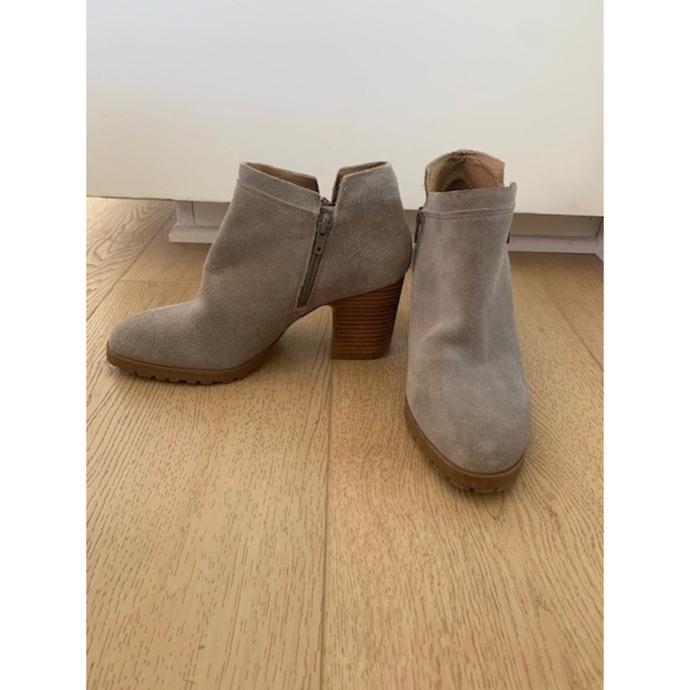 Lucky Brand Grey Suede Ankle Boots Lug Sole Stacked Heel Booties Womens 7.5 M 38